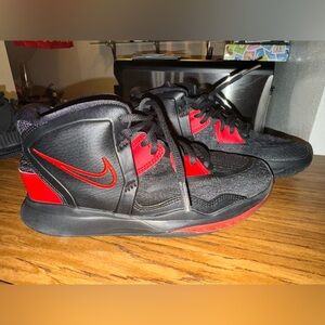 Boys Kyrie 8 Basketball shoes